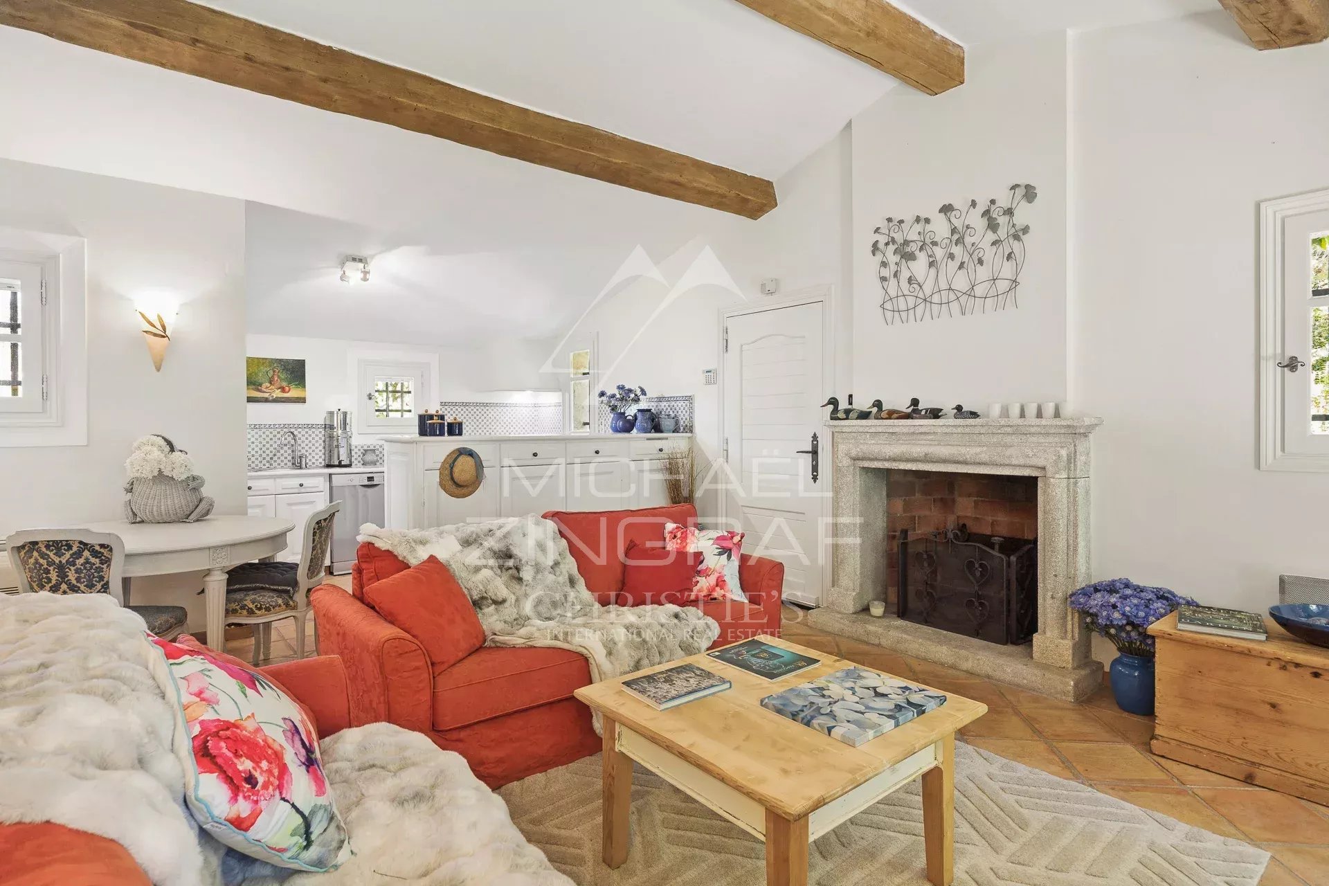 Intérieur d’une villa provençale Intérieur d'une villa provençale avec salon lumineux et cheminée.