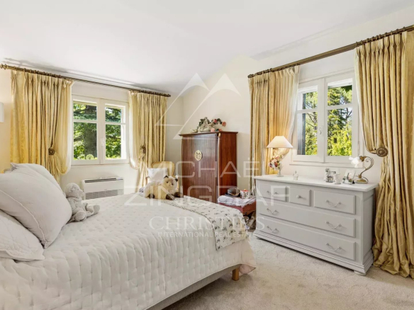 Chambre d'une villa provençale à Châteauneuf-Grasse avec fenêtres et décoration élégante.