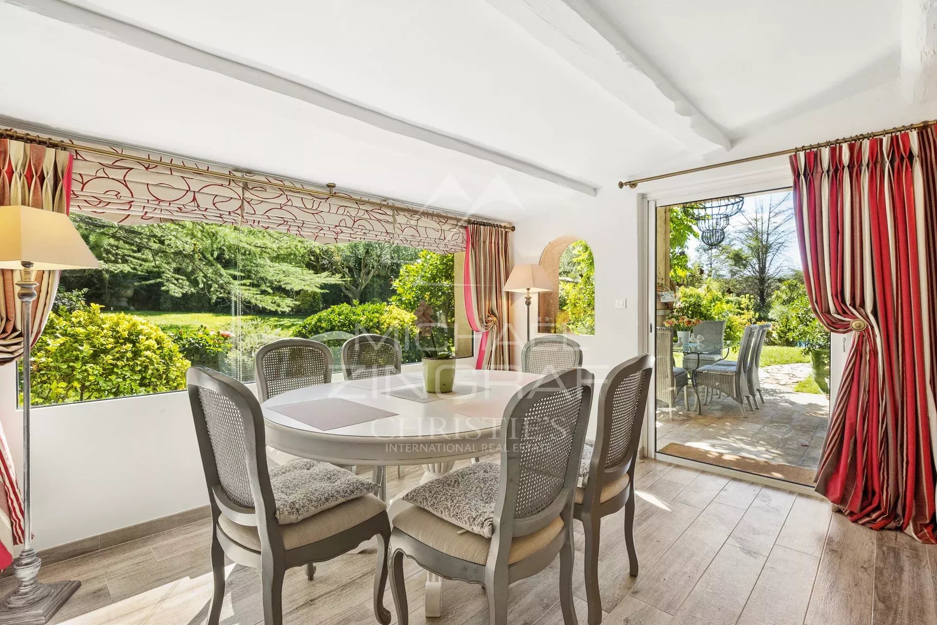 Salle à manger de villa provençale Salle à manger lumineuse d'une villa provençale avec vue sur le jardin.