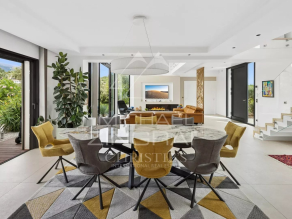 Intérieur d'une villa contemporaine avec salle à manger et salon à Roquefort-les-Pins.