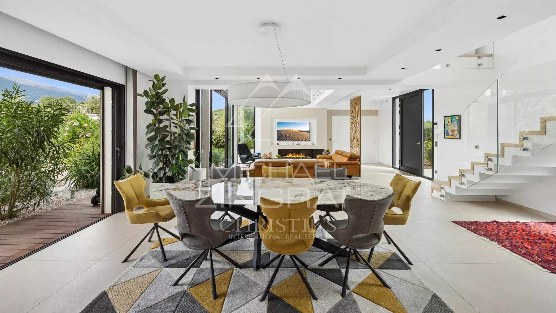 Intérieur d’une villa contemporaine Intérieur d'une villa contemporaine avec salle à manger et salon à Roquefort-les-Pins.