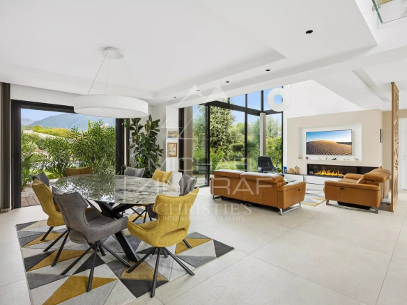 Intérieur d'une villa contemporaine avec salon, salle à manger et cuisine ouverte, Roquefort-les-Pins.