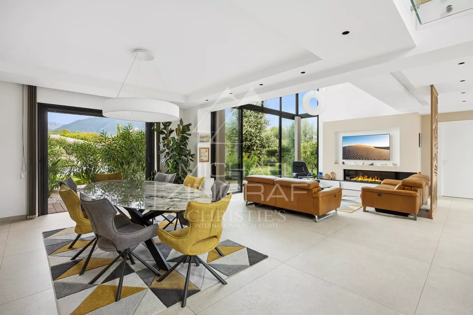 Intérieur d’une villa contemporaine Intérieur d'une villa contemporaine avec salon, salle à manger et cuisine ouverte, Roquefort-les-Pins.