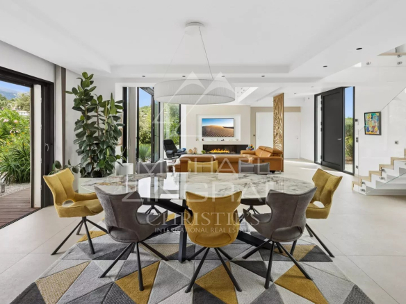 Intérieur d'une villa contemporaine avec salon, salle à manger et cuisine, Roquefort-les-Pins.