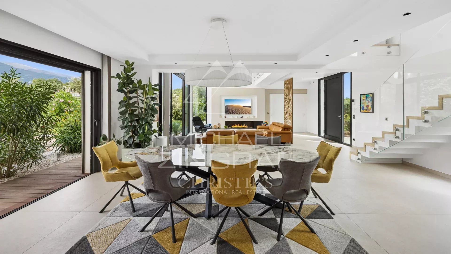 Intérieur d’une villa contemporaine Intérieur d'une villa contemporaine avec salon, salle à manger et cuisine, Roquefort-les-Pins.