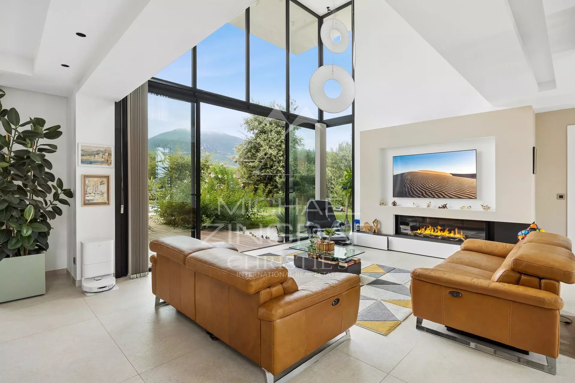 Intérieur d’une villa contemporaine Intérieur d'une villa contemporaine avec salon lumineux et vue sur la nature à Roquefort-les-Pins.