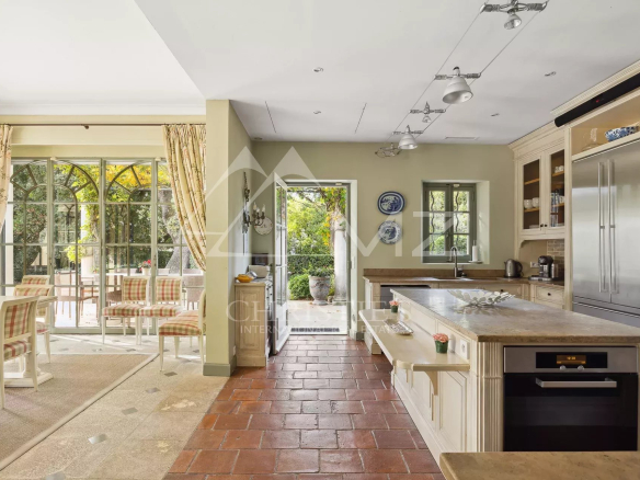 Intérieur d'une bastide aixoise avec cuisine ouverte et accès à l'extérieur.