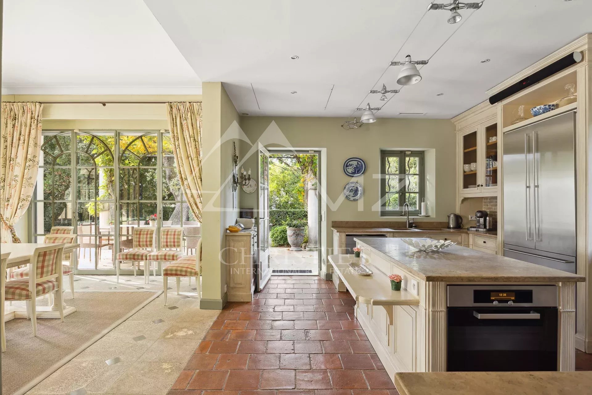 Cuisine d’une bastide aixoise Intérieur d'une bastide aixoise avec cuisine ouverte et accès à l'extérieur.