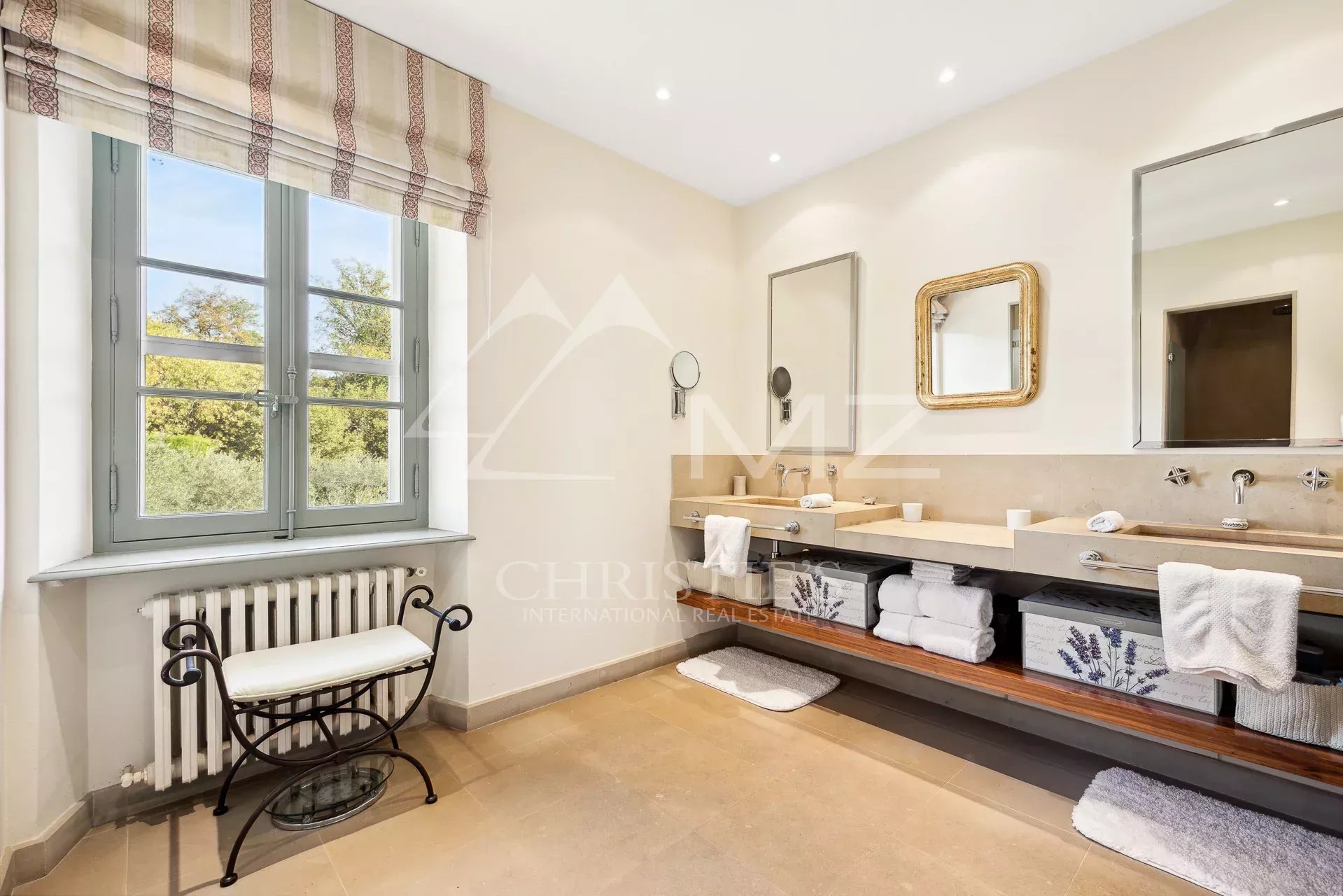 Salle de bain d’une bastide aixoise Salle de bain lumineuse avec fenêtre et lavabo dans une bastide aixoise à Grasse.