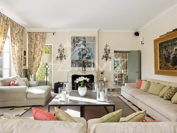 Intérieur d'une bastide aixoise avec salon lumineux, canapés clairs et décoration élégante.