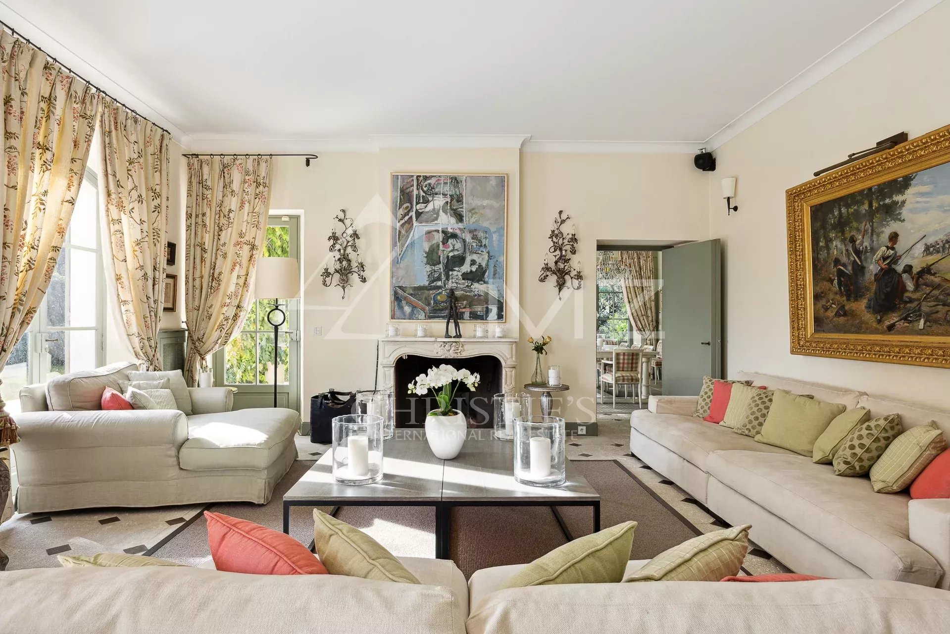 Intérieur d’une bastide aixoise Intérieur d'une bastide aixoise avec salon lumineux, canapés clairs et décoration élégante.