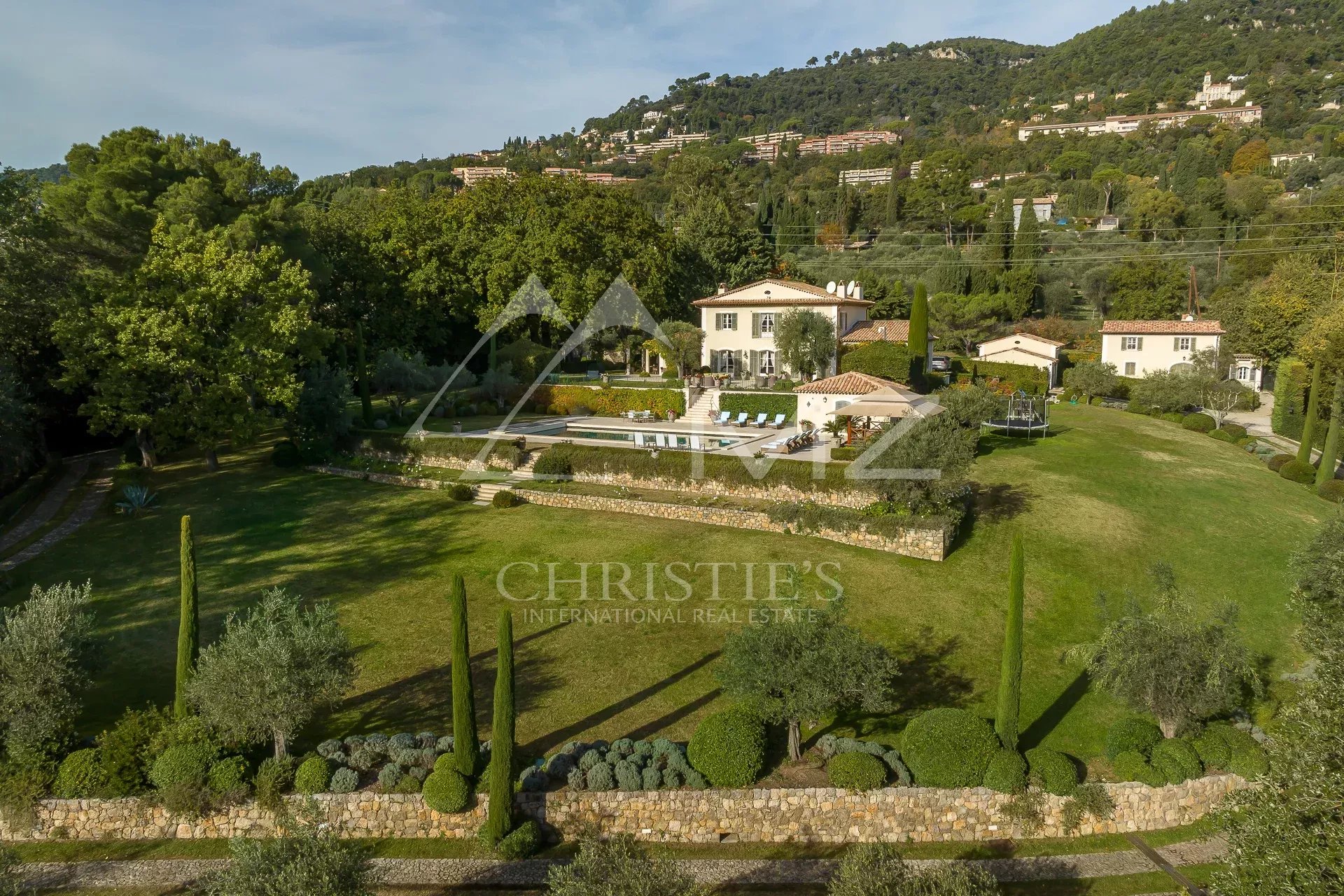 Bastide Aixoise à Grasse Vue aérienne d'une bastide aixoise dans un parc paysager avec oliviers et arbres centenaires à Grasse.