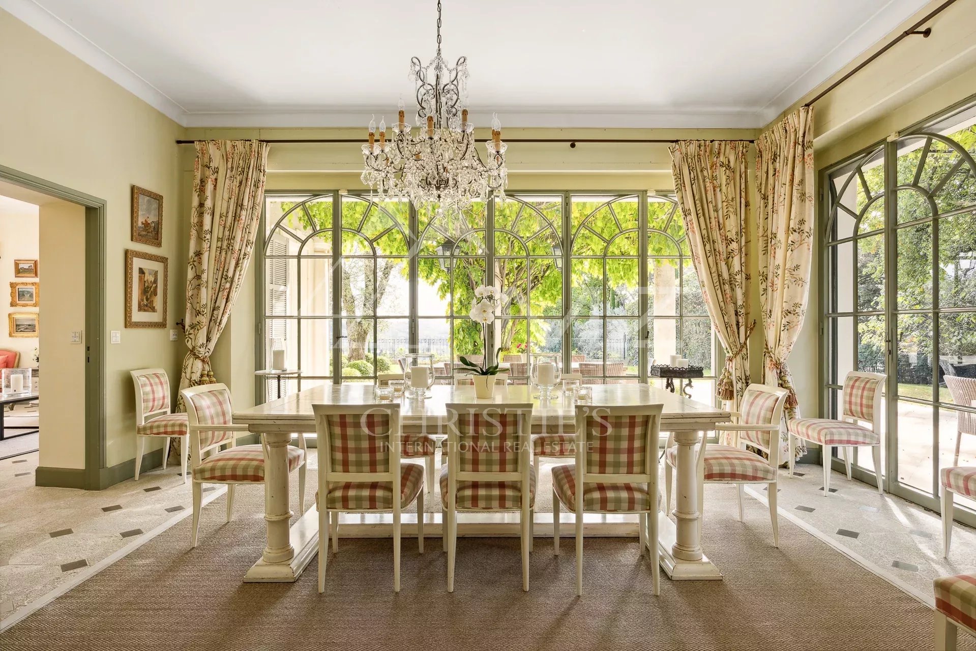 Salle à manger de la bastide aixoise Salle à manger lumineuse avec grandes fenêtres et mobilier élégant dans une bastide aixoise.