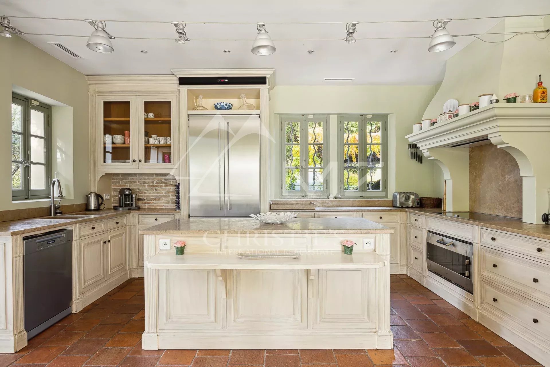 Cuisine d’une Bastide Aixoise Cuisine élégante d'une bastide aixoise avec des meubles en bois clair et un plan de travail en pierre.