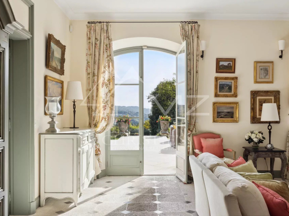 Intérieur d'une bastide aixoise avec salon lumineux et vue sur le parc.