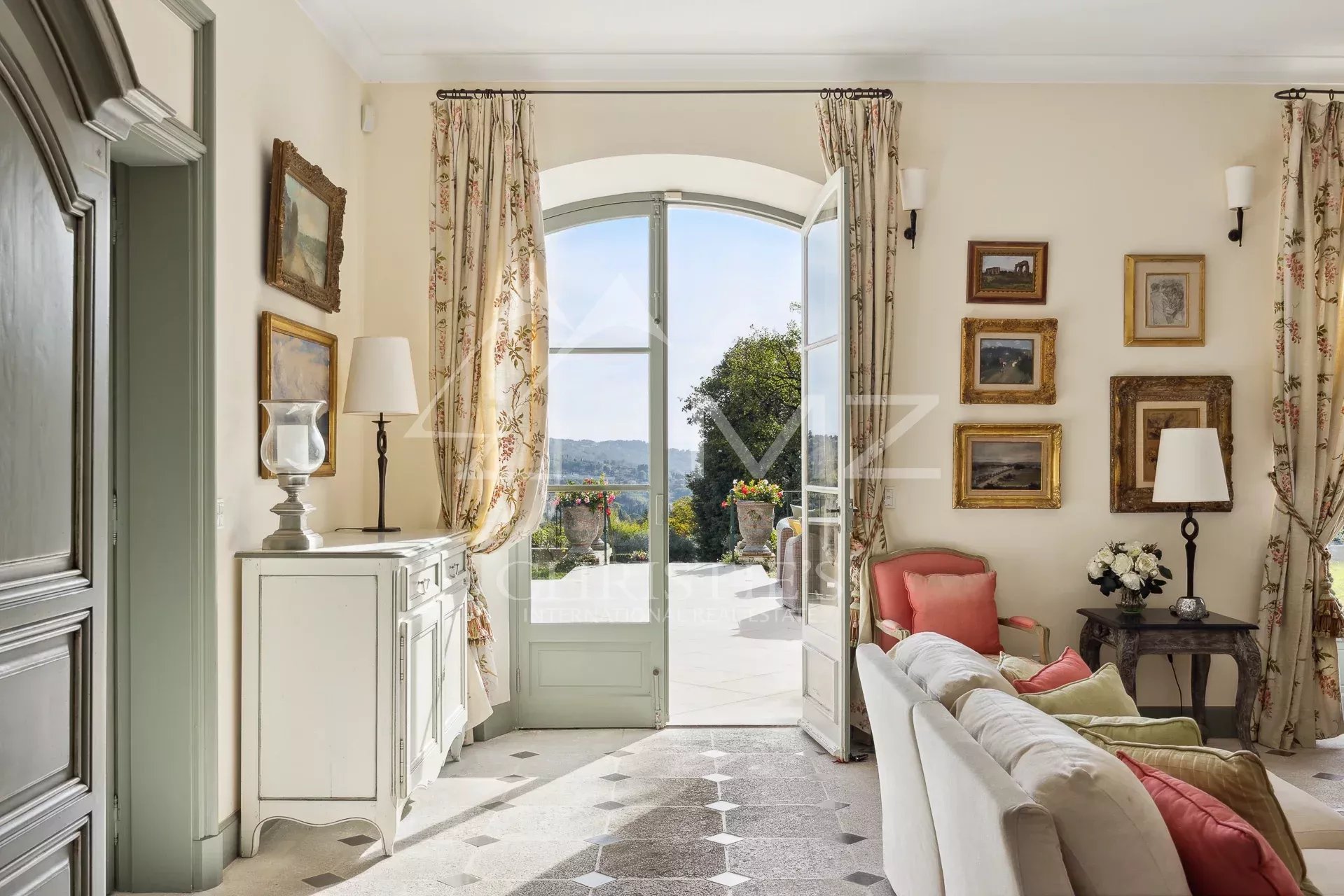 Intérieur d’une bastide aixoise Intérieur d'une bastide aixoise avec salon lumineux et vue sur le parc.