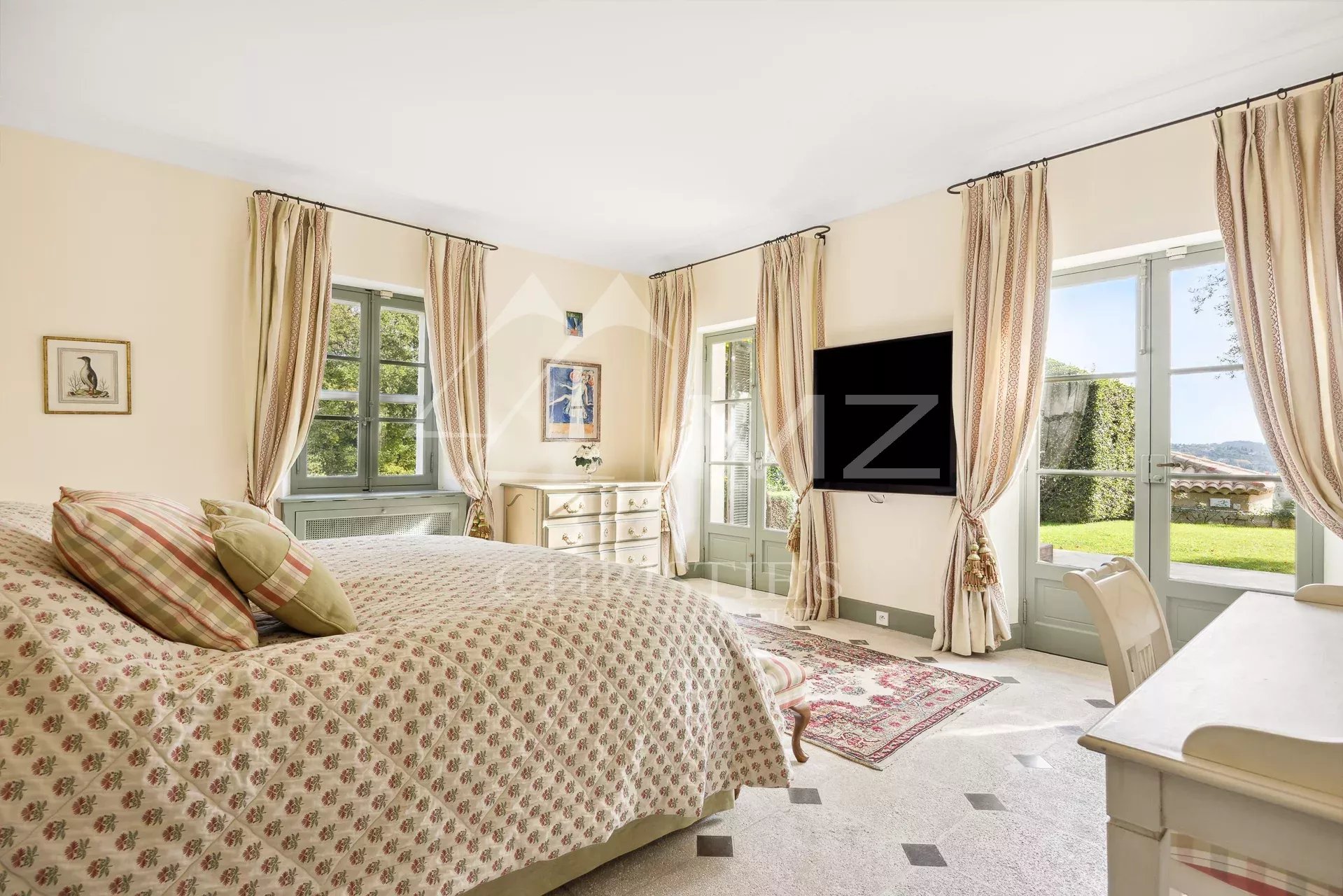 Chambre de la Bastide Aixoise Chambre d'une bastide aixoise avec fenêtres ouvertes sur le jardin.
