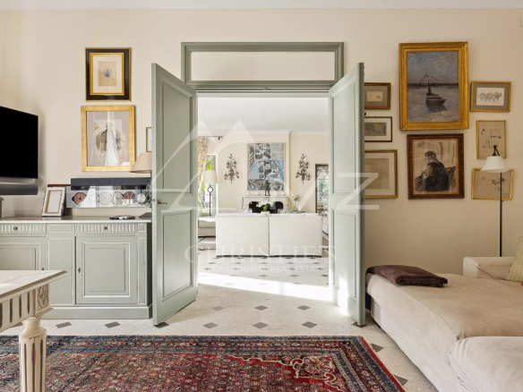 Intérieur d'une bastide aixoise avec un salon élégant et des œuvres d'art accrochées aux murs.