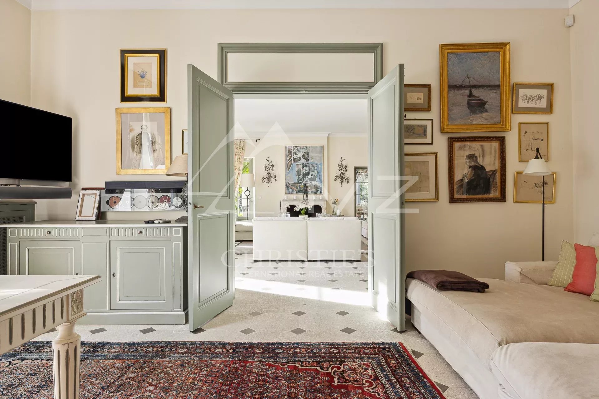 Intérieur d’une bastide aixoise Intérieur d'une bastide aixoise avec un salon élégant et des œuvres d'art accrochées aux murs.