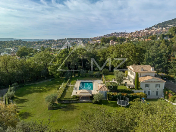Vue aérienne d'une bastide aixoise dans un parc paysager avec piscine et oliviers à Grasse.