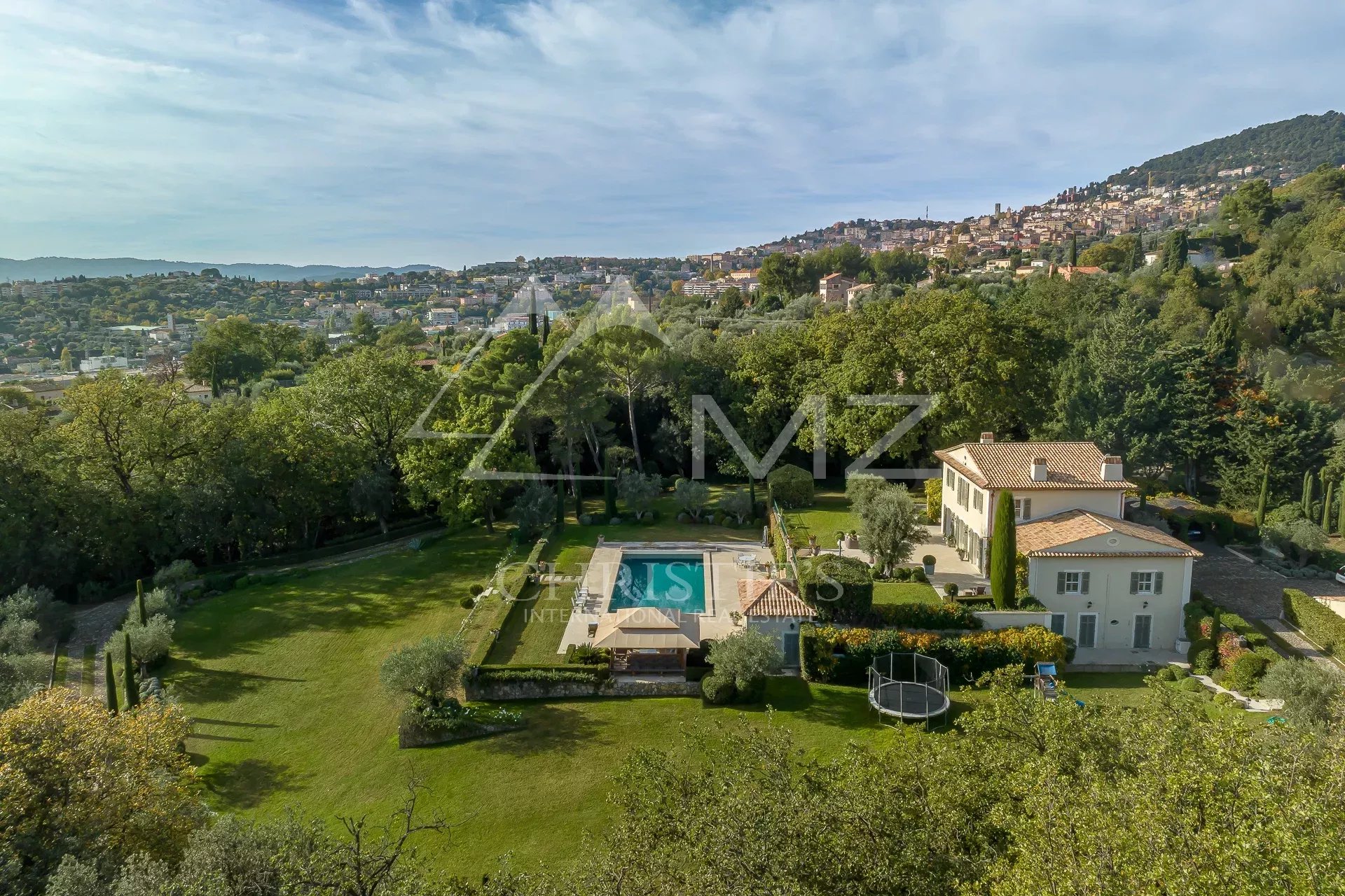 Bastide Aixoise à Grasse Vue aérienne d'une bastide aixoise dans un parc paysager avec piscine et oliviers à Grasse.