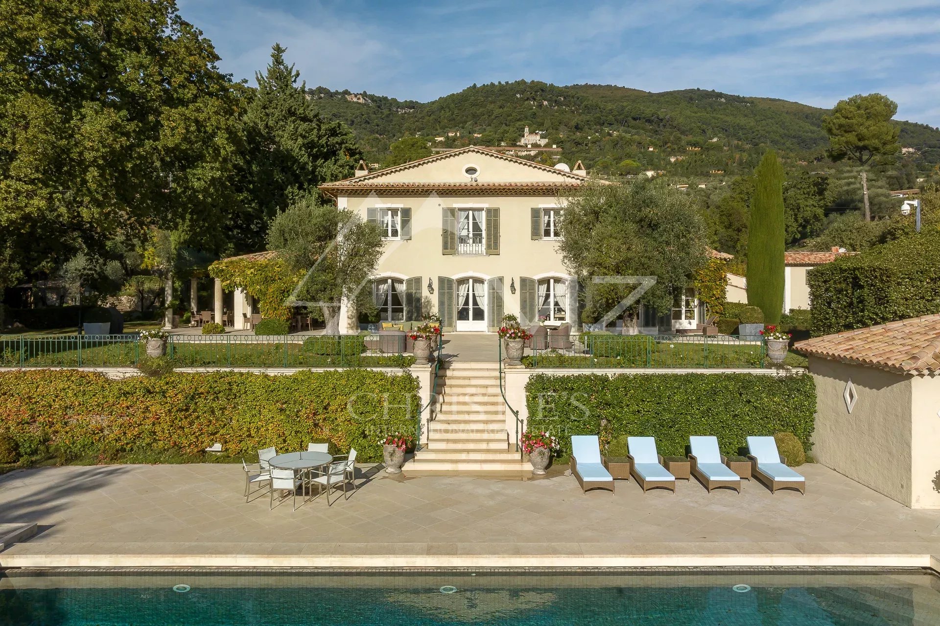 Bastide Aixoise à Grasse Bastide aixoise avec piscine et jardin paysager à Grasse, entourée d'arbres et d'oliviers.