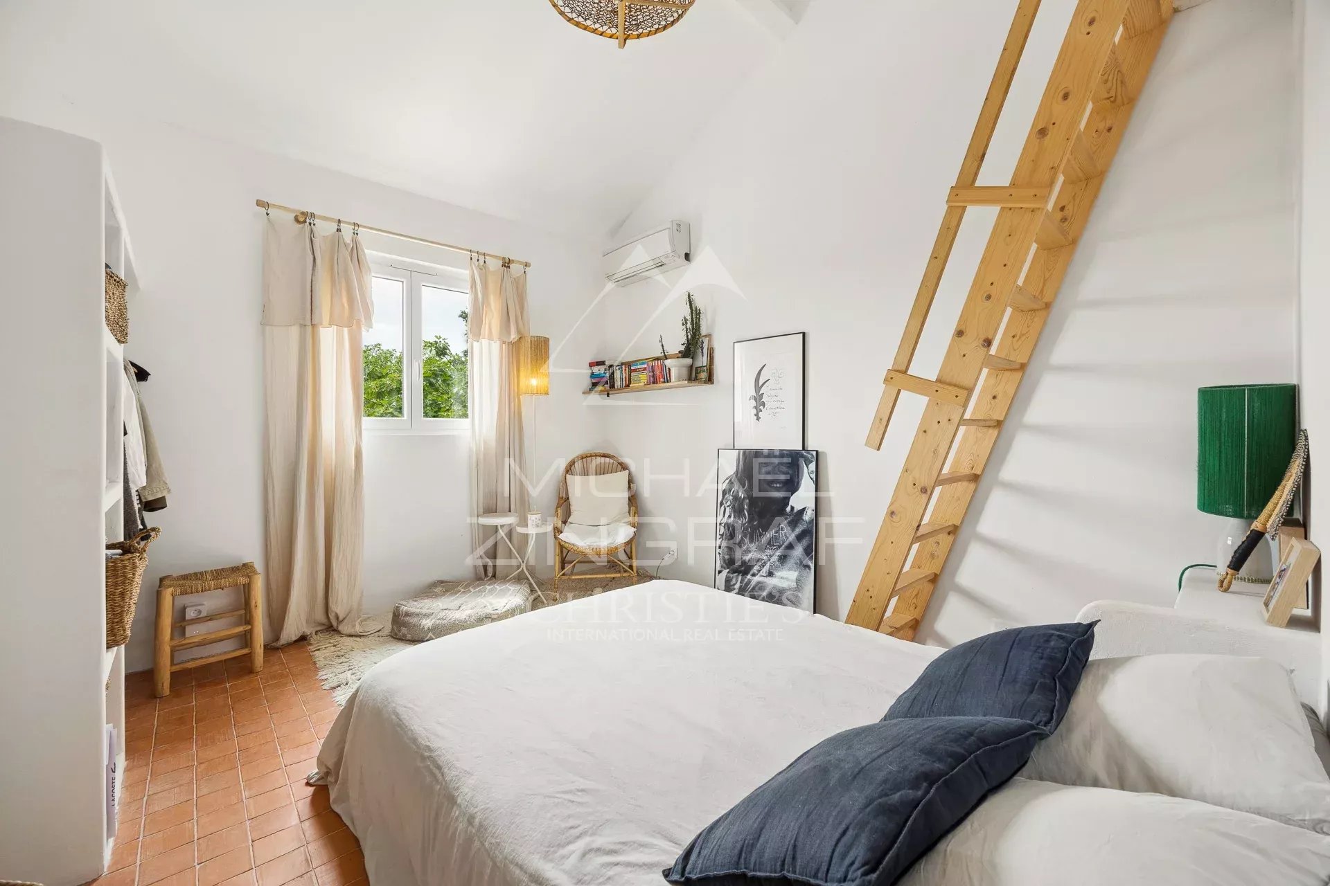 Mediterranean room in Le Rouret Bright room with double bed, wooden ladder and Mediterranean decor.
