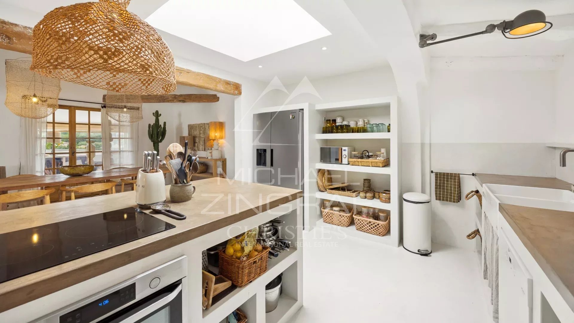 Modern cuisine in Le Rouret Interior of a modern and bright kitchen with an open living space.