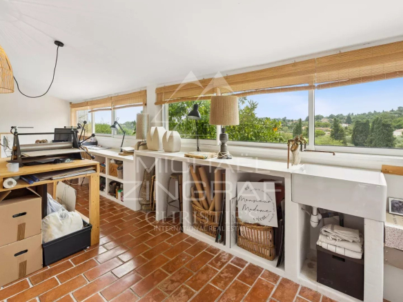 Interior of a villa in Le Rouret with views of the hills, bright space and Mediterranean decor.