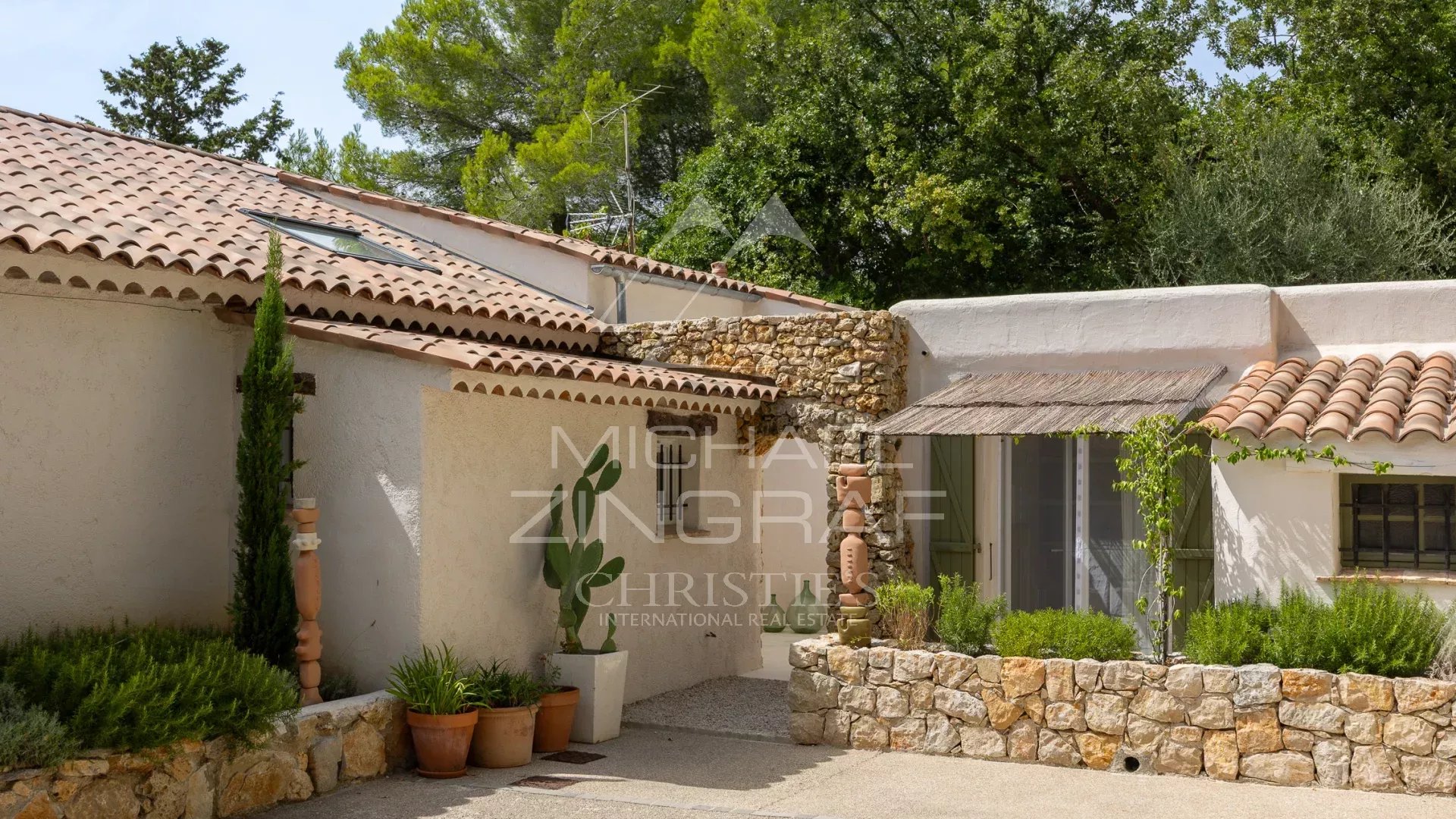 Mediterranean villa in Le Rouret Mediterranean villa with garden, located in Le Rouret, surrounded by greenery.