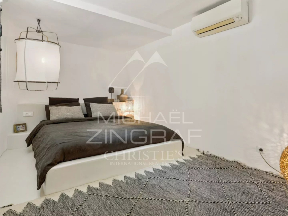 Modern room with double bed and Mediterranean decor in Le Rouret.