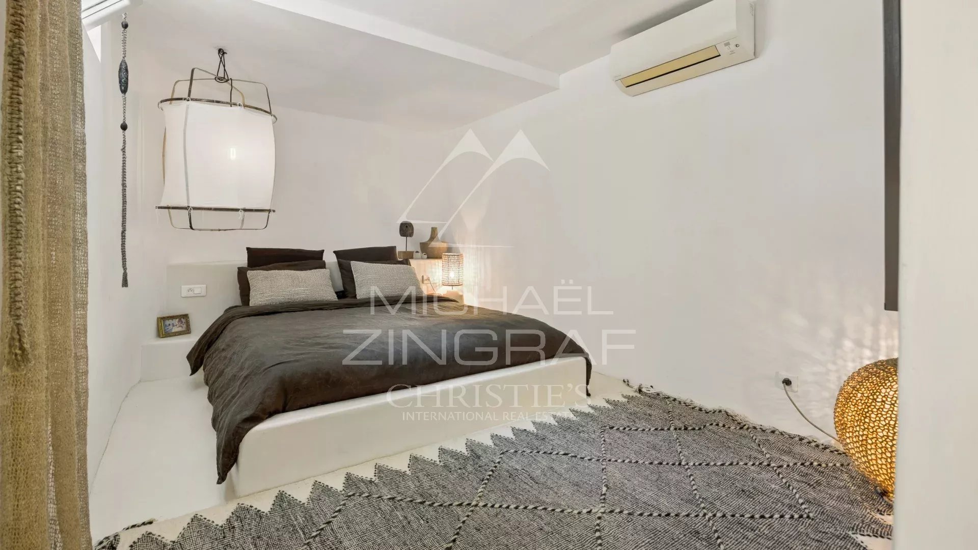 Soothing Mediterranean room in Le Rouret Modern room with double bed and Mediterranean decor in Le Rouret.