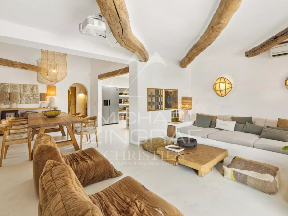 Interior of a Mediterranean villa in Le Rouret with a bright living room and wooden elements.
