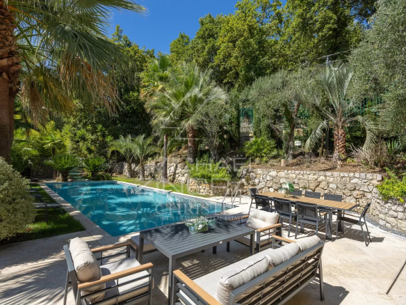 Villa rénovée avec piscine dans un jardin paysager à Grasse