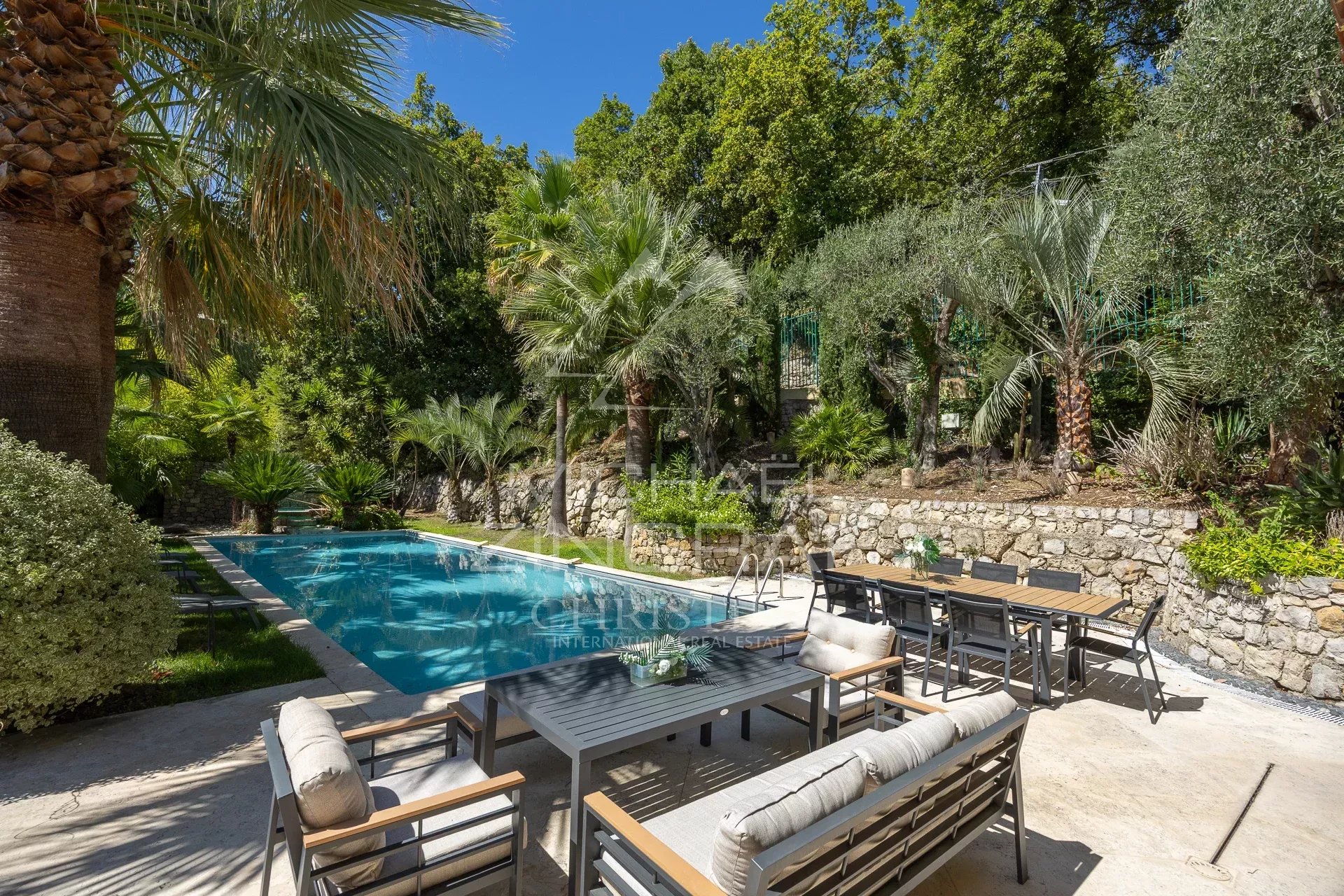 Villa rénovée avec piscine dans un jardin paysager à Grasse