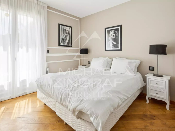 Chambre d'une villa rénovée à Grasse avec lit double et lumière naturelle.