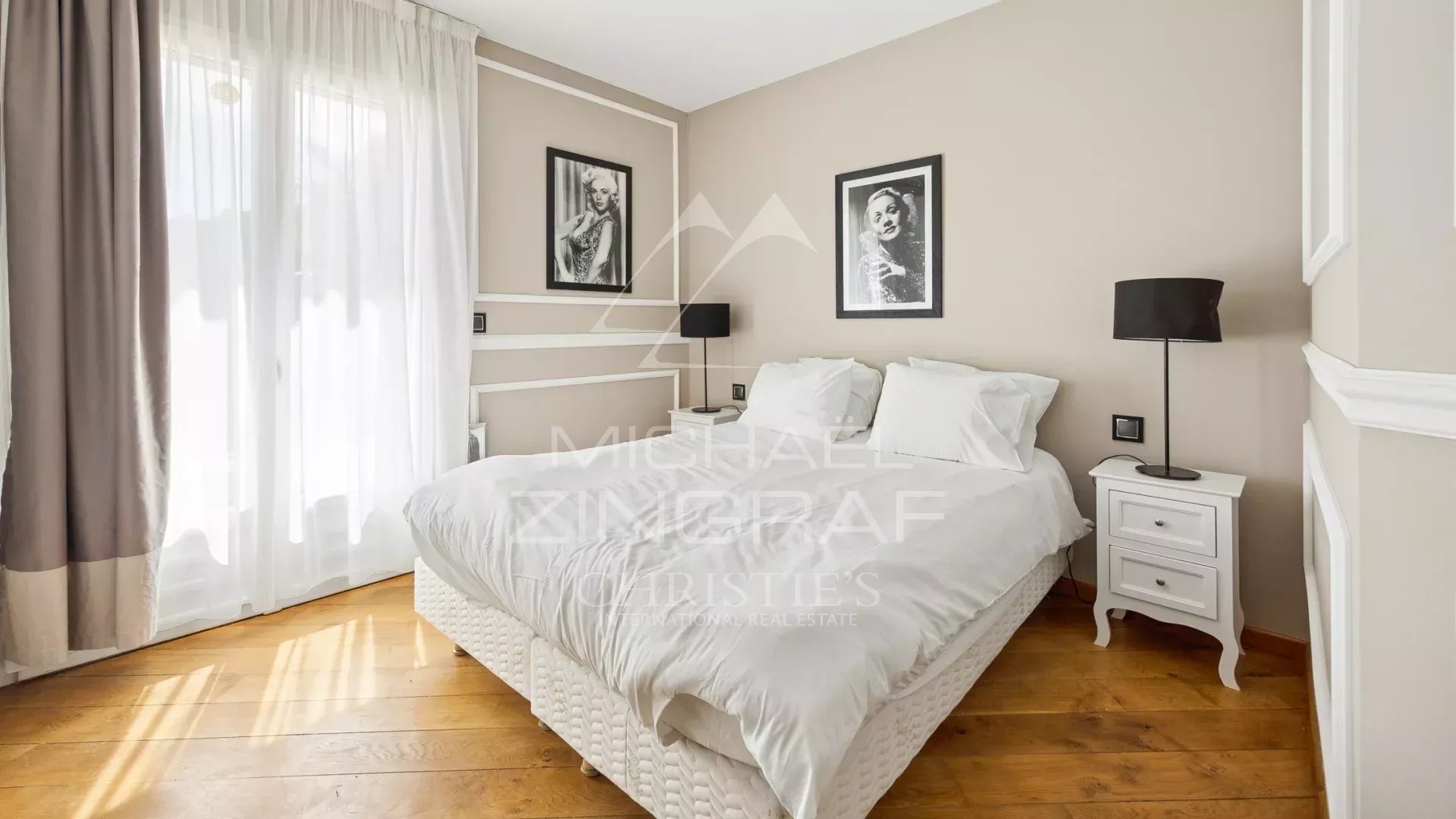 Chambre d'une villa rénovée à Grasse avec lit double et lumière naturelle.