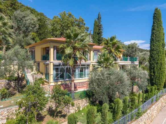 Villa rénovée avec piscine et jardin à Grasse, vue sur collines.