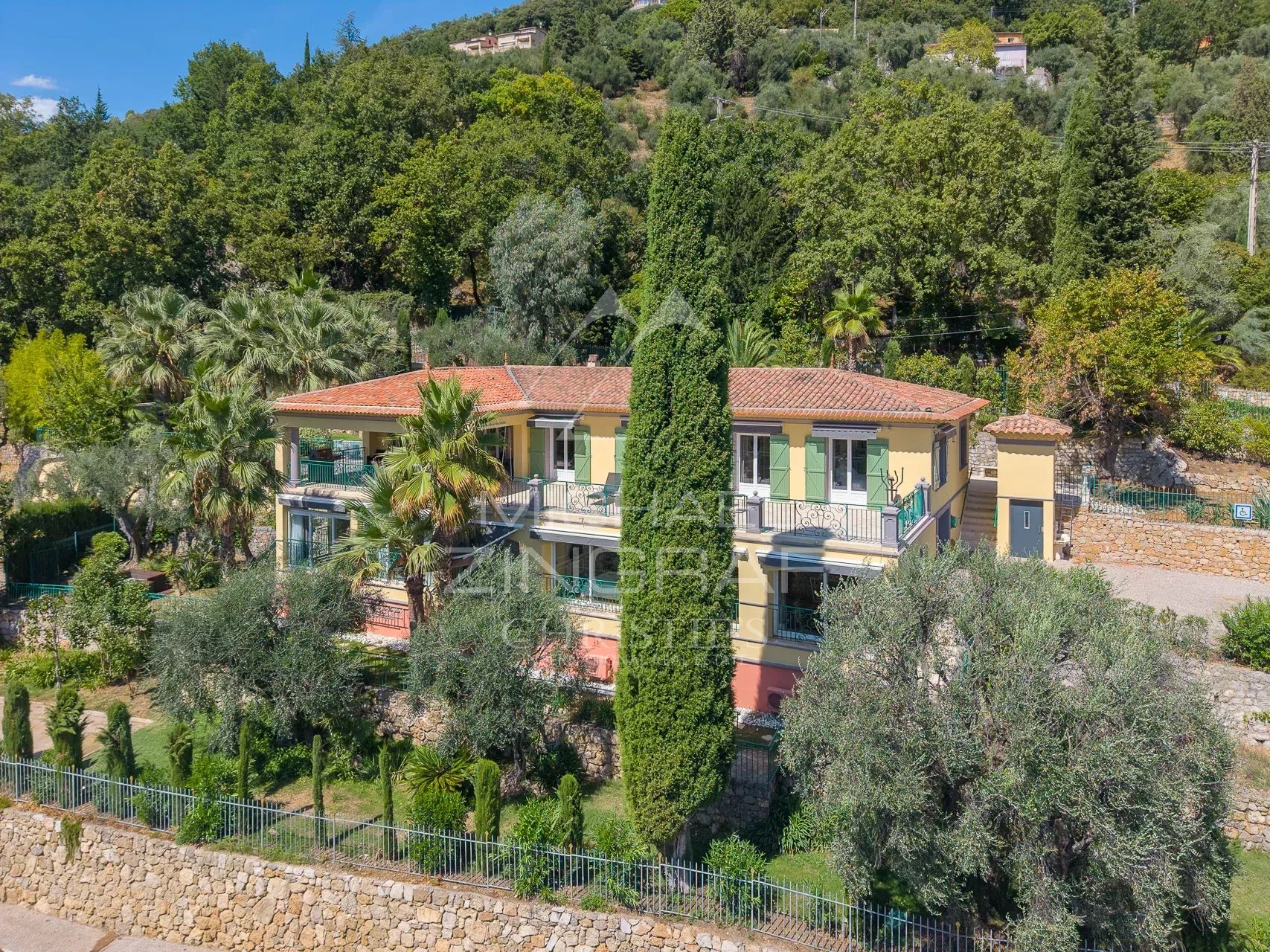 Villa rénovée avec piscine et jardin à Grasse, vue dégagée sur les collines.