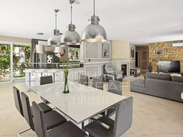 Intérieur d'une villa rénovée à Grasse avec salle à manger et salon lumineux.