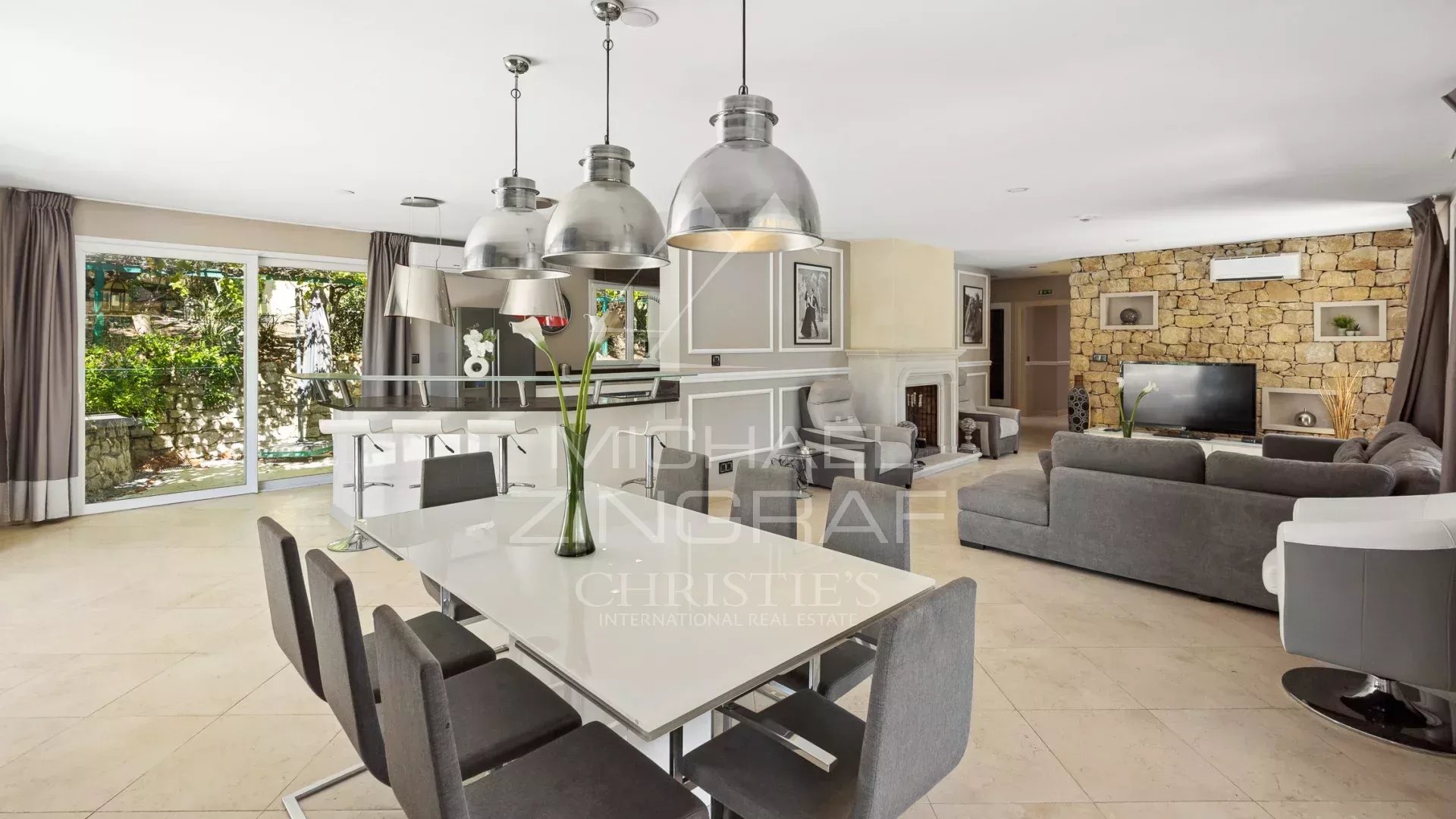 Intérieur d'une villa rénovée à Grasse avec salle à manger et salon lumineux.