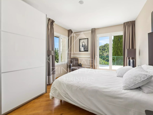 Chambre d'une villa rénovée à Grasse avec vue sur la nature.