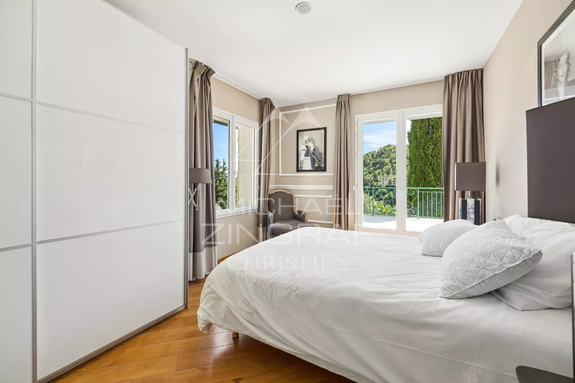 Chambre d'une villa rénovée à Grasse avec vue sur la nature.