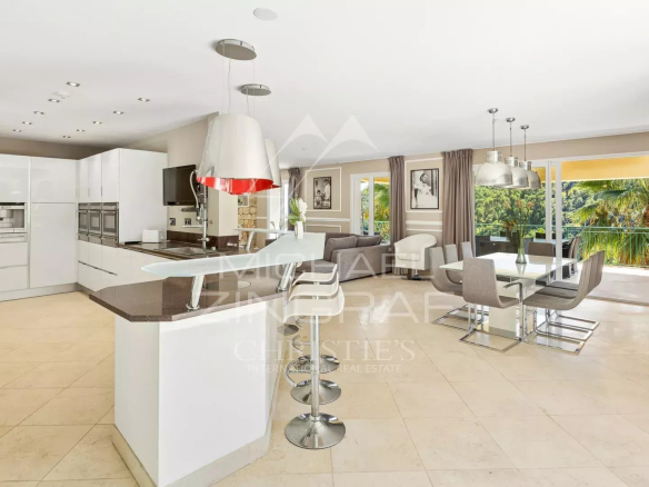 Intérieur moderne d'une villa rénovée avec cuisine ouverte et salle à manger.
