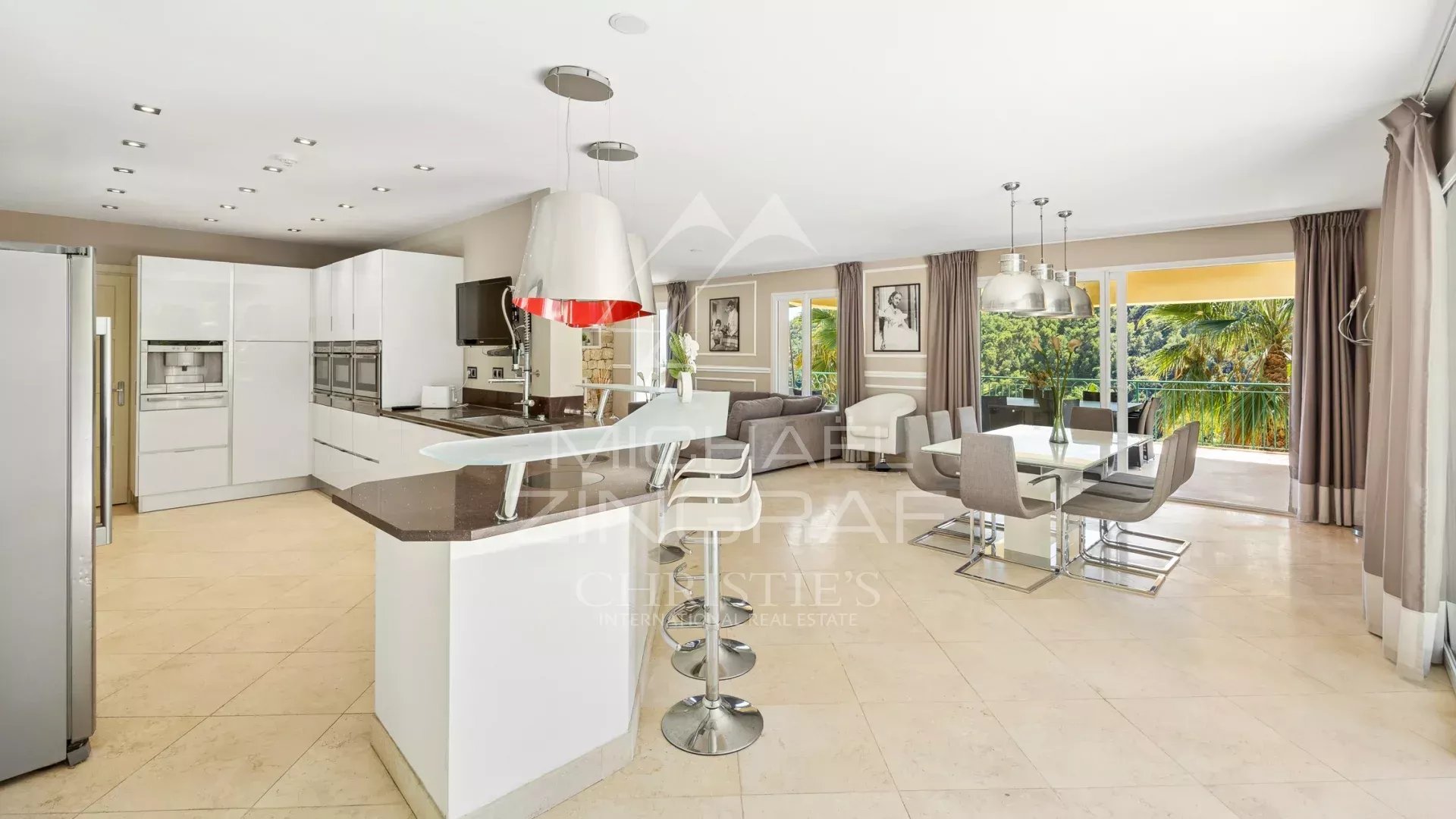 Intérieur moderne d'une villa rénovée avec cuisine ouverte et salle à manger.