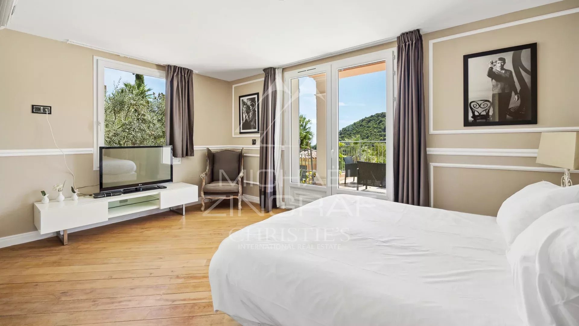 Chambre avec vue à Grasse Chambre lumineuse avec vue sur les collines, mobilier moderne et accès à un balcon.