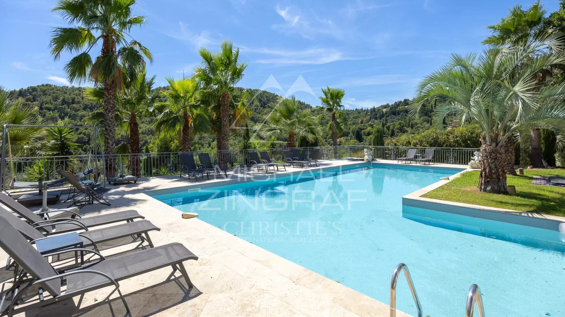 Villa contemporaine à Grasse Piscine et jardin paysager d'une villa contemporaine à Grasse avec vue sur les collines.