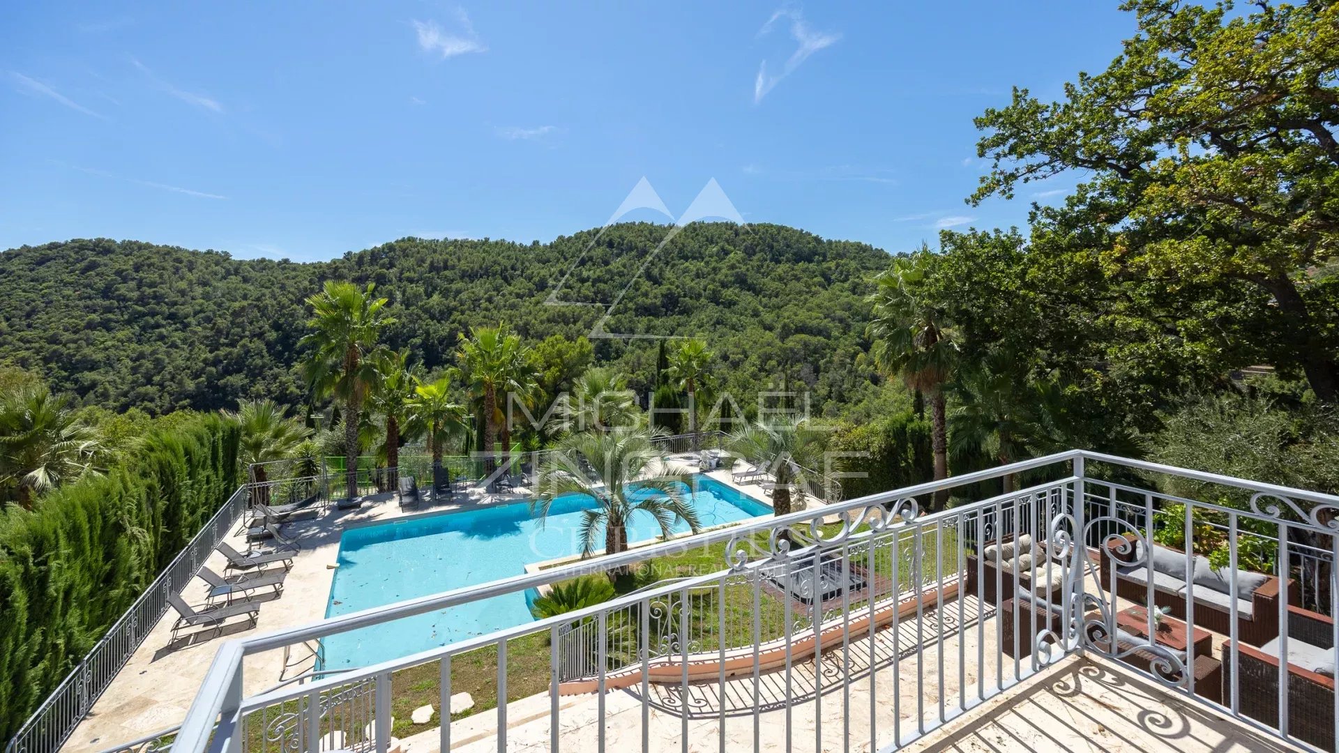 Villa contemporaine à Grasse Vue dégagée sur la piscine et les collines depuis une villa à Grasse.