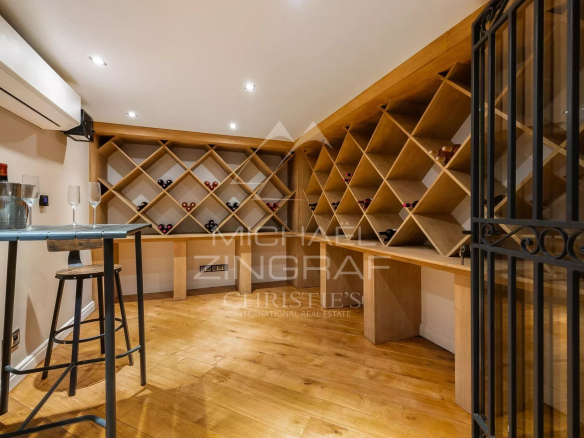 Intérieur d'une cave à vin avec étagères en bois et bar, Grasse.