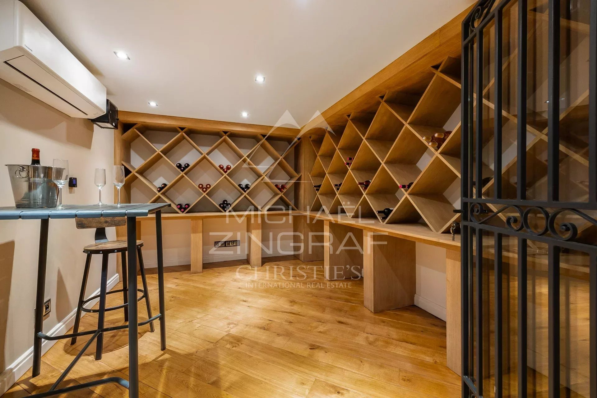Cave à vin contemporaine à Grasse Intérieur d'une cave à vin avec étagères en bois et bar, Grasse.